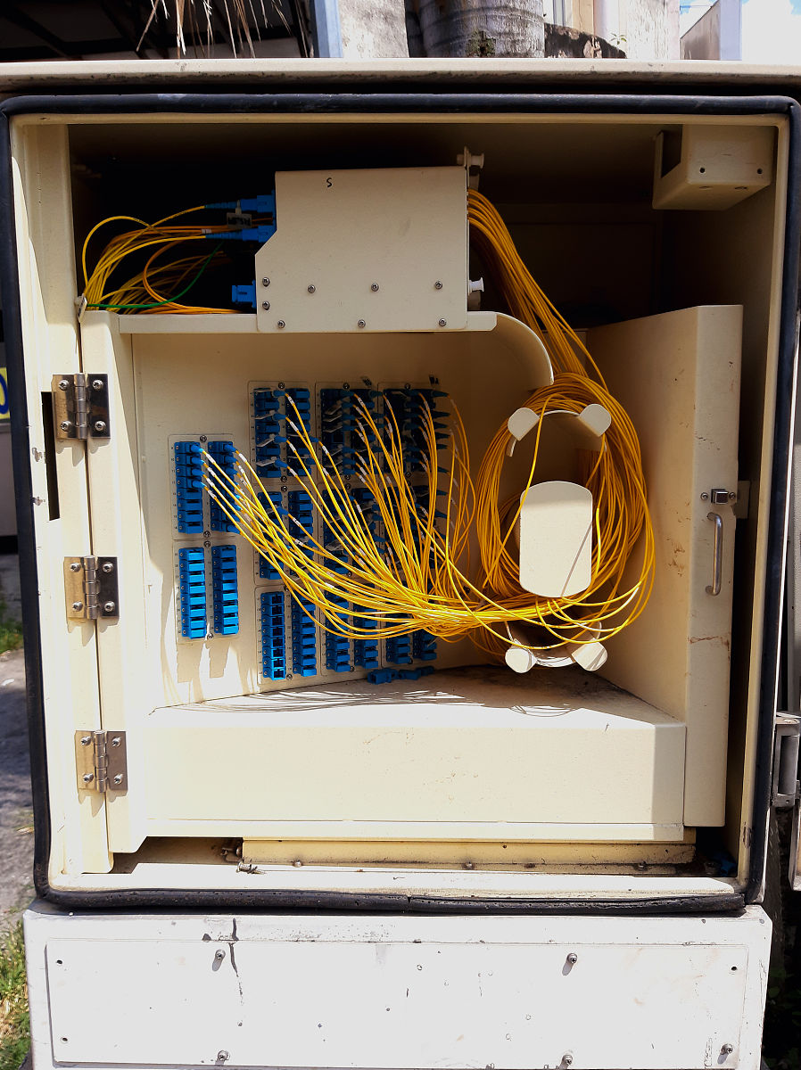 电信间、设备间应提供什么样的电流插座