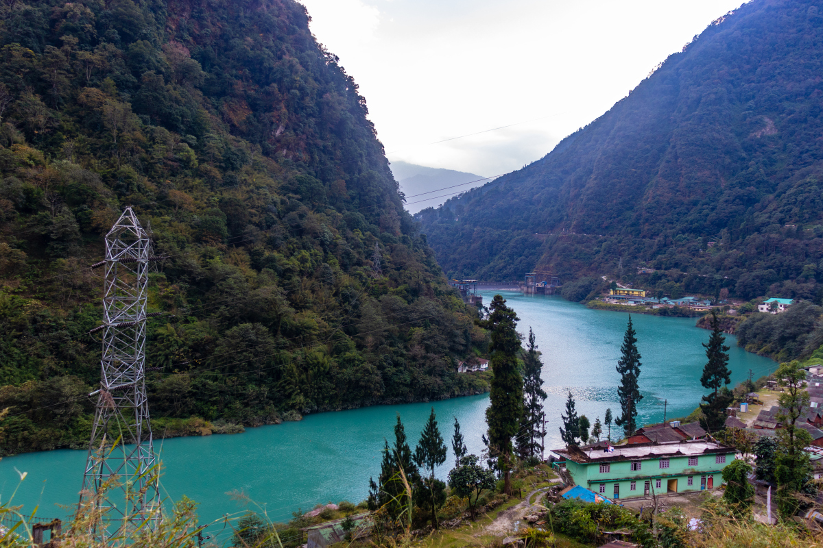 独龙江之旅:探访独龙族聚居地,领略原始部落风情