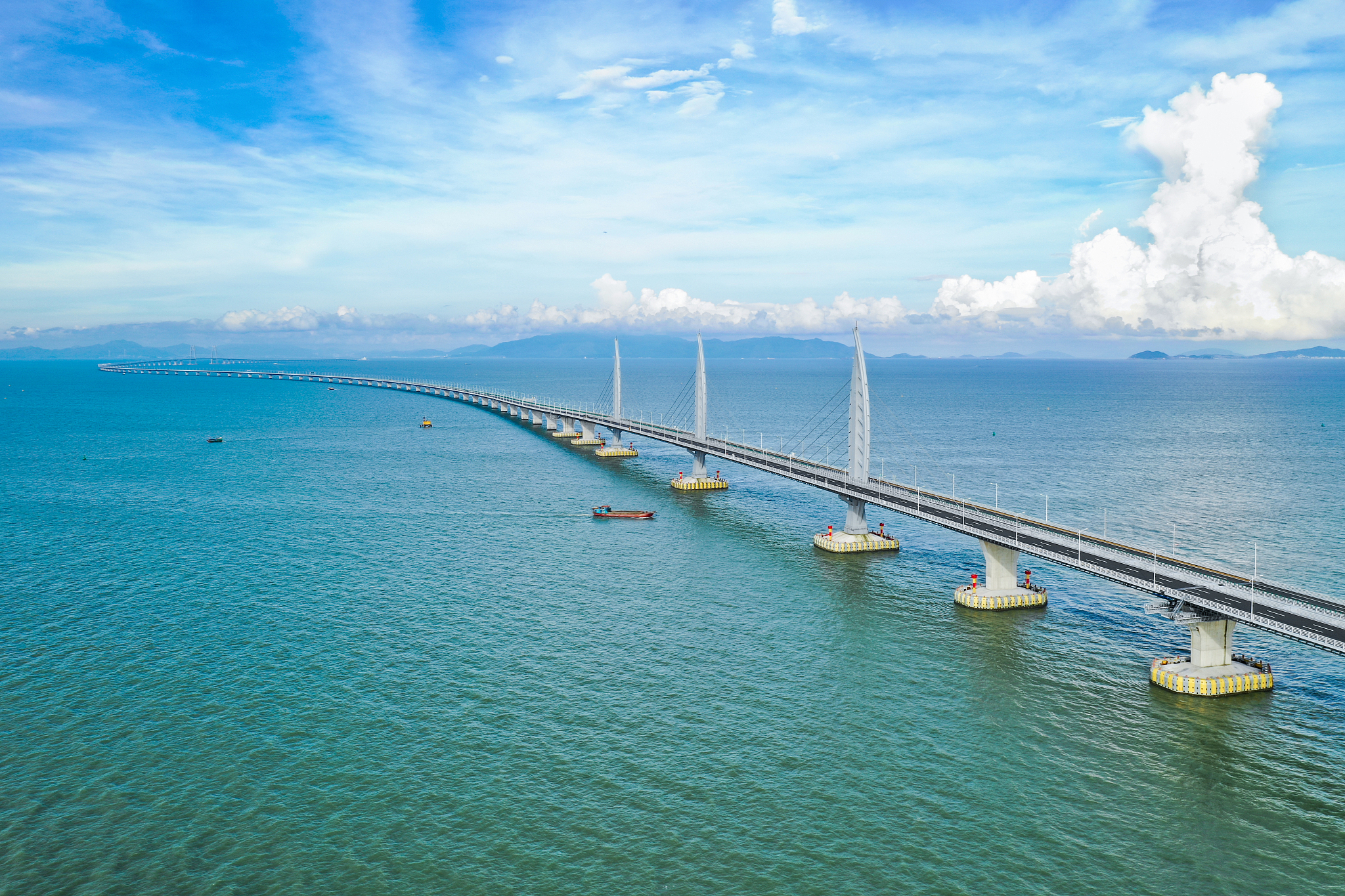 接粤港澳大湾区的跨海大桥是，