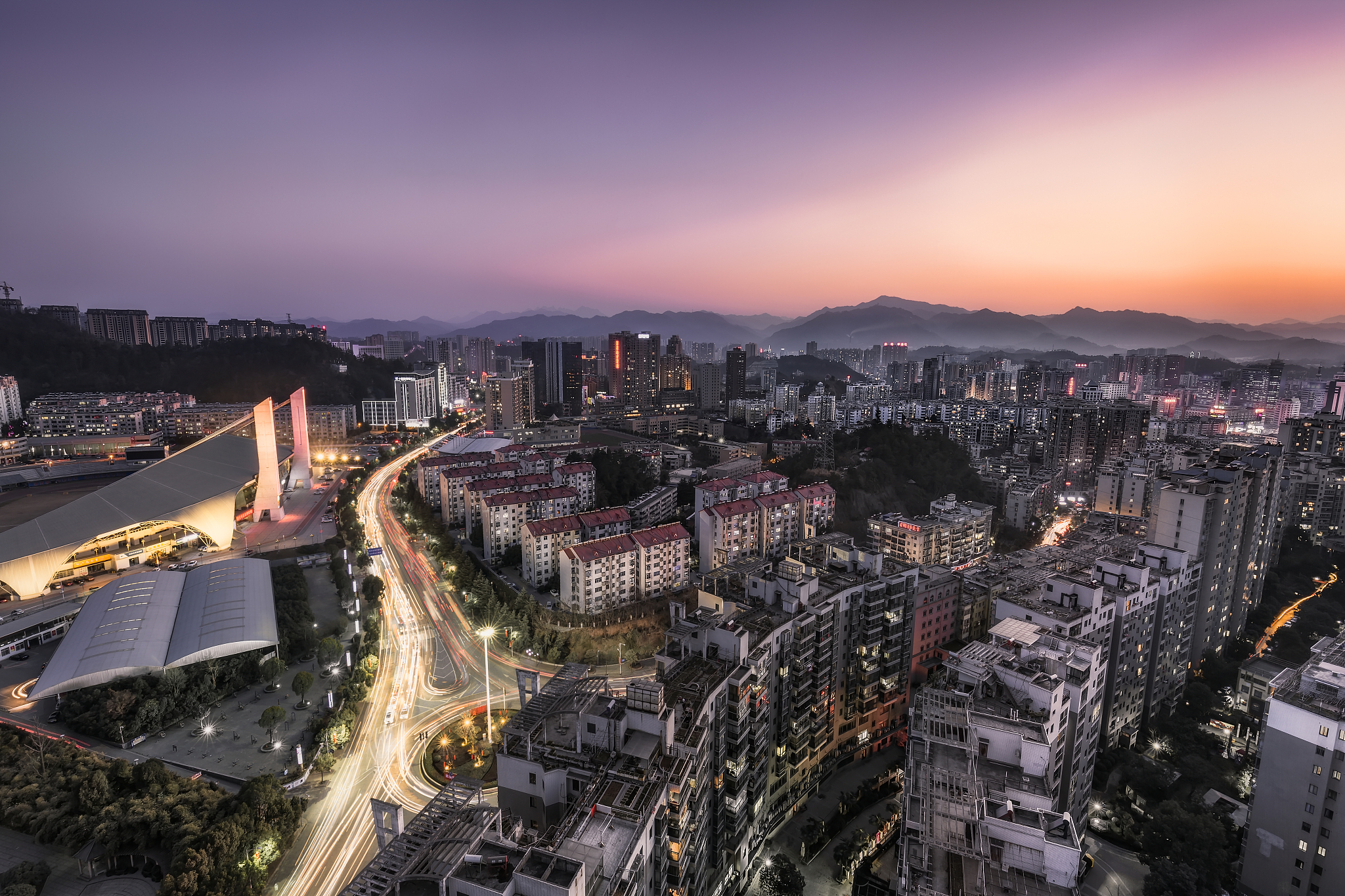 夜幕下的车城