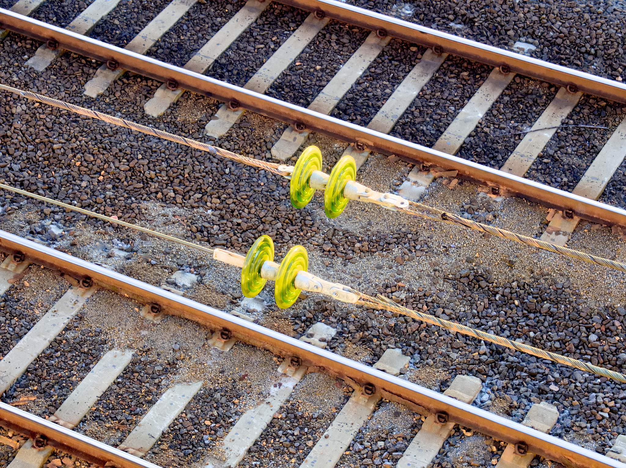 什么叫做空转和打滑？造成这两种情况的原因是什么？对火车有何不利影