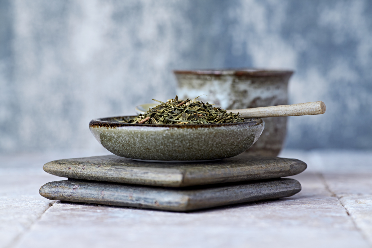 請描述茶叶的保存和保鲜技巧：分享如何正确保存茶叶以确保其香气和品质能够长久地保持并提供一些保鲜的小贴士。