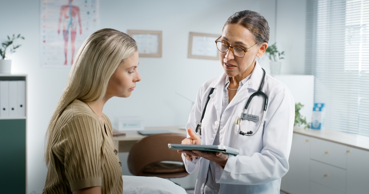 说话时嘴里散发出很臭的屁味不说话时鼻子也会散发一股屁味且自己闻不到。谁能帮帮我？