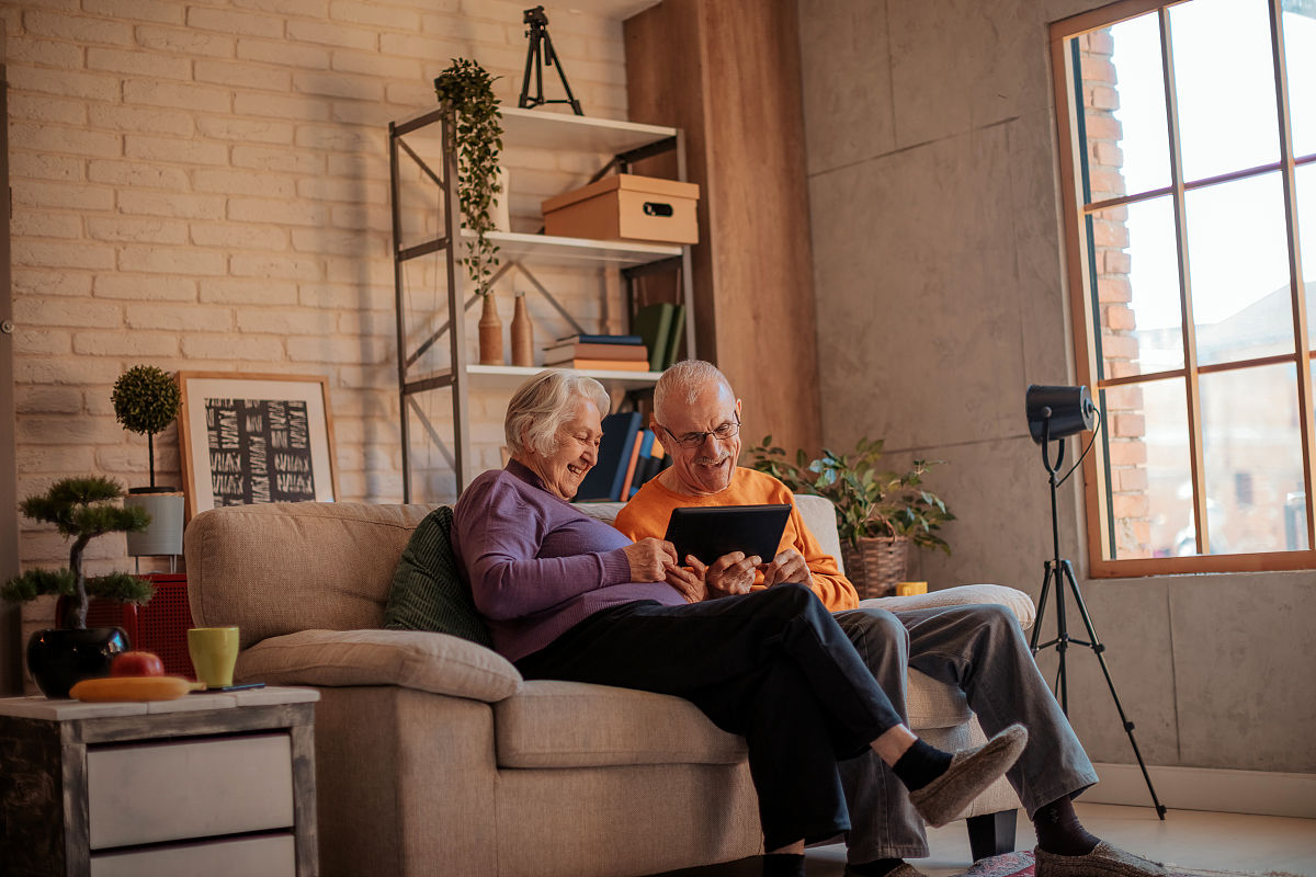 从选题的价值与意义、文献综述、研究水平和设计能力、学术水平与创新等方面生成关于【基于表情识别的独居老人情感状态监护系统】论文的160个字的评语