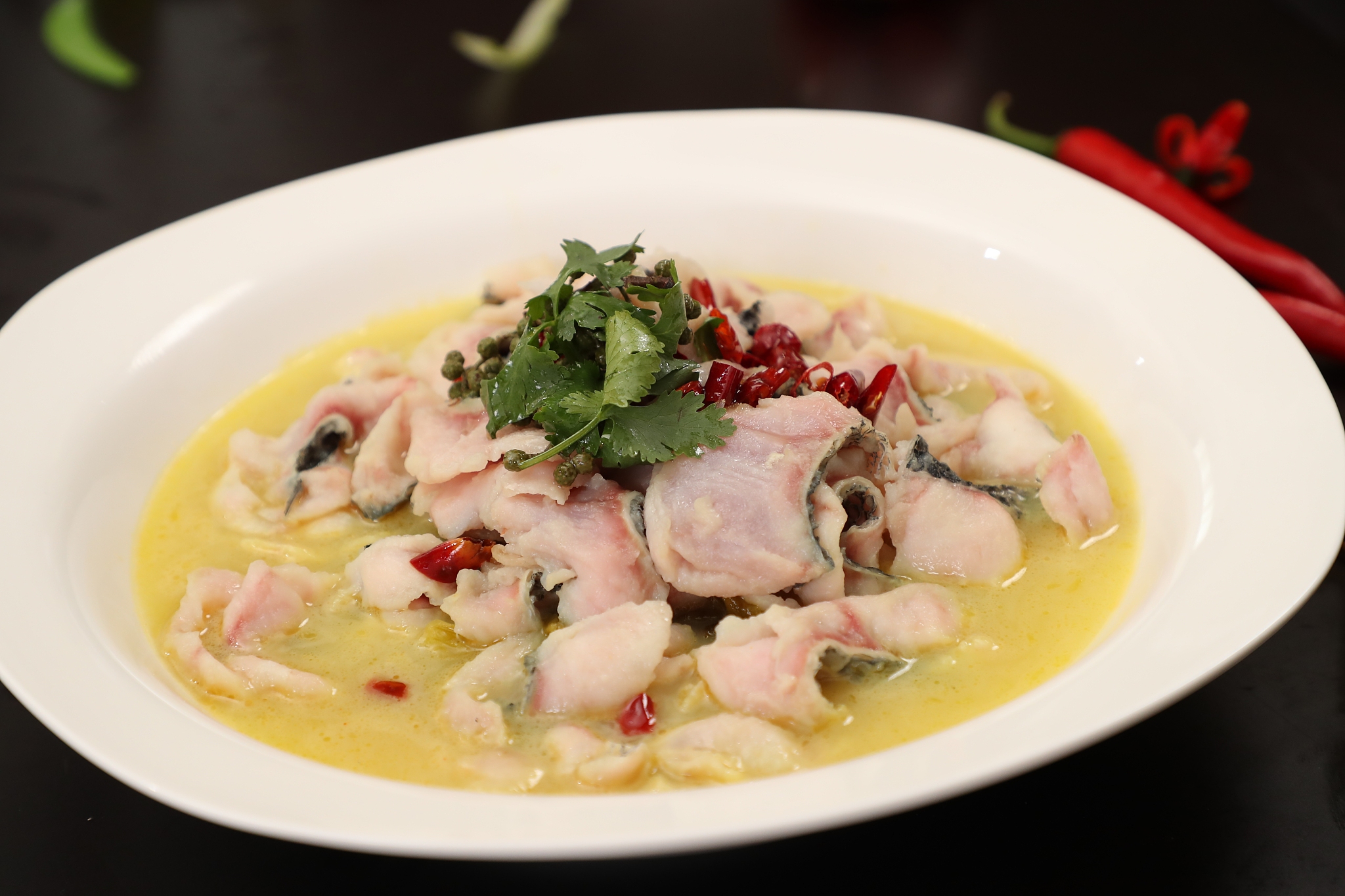 请写一段描述酸菜鱼的口感和特点的直播文案要求用词准确且丰富语言风格日常化富有感染力时长约5分钟。