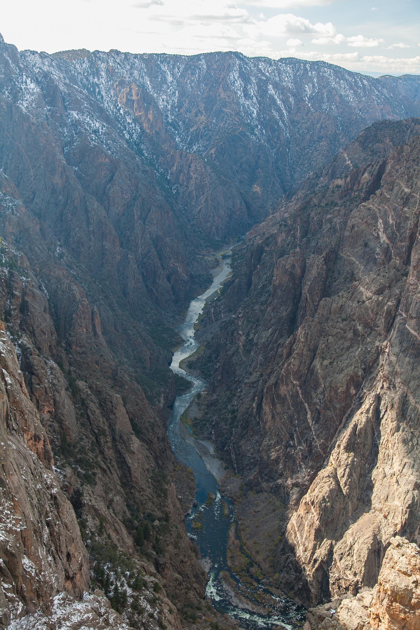 仲胺在水中是否带电？