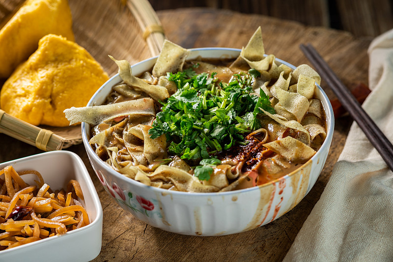 南京肥叔锅贴“一口面”事件：22元大碗面只盖碗底，店家回应碗变大了，承诺加量20%