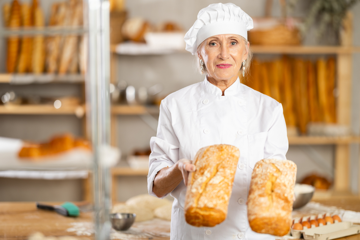 一位面包师用250美元一磅的面粉和盐来制作面包。她留下剩下的面包给另一个顾客并将其从1磅切成8盎司。她总共赚了多少钱？