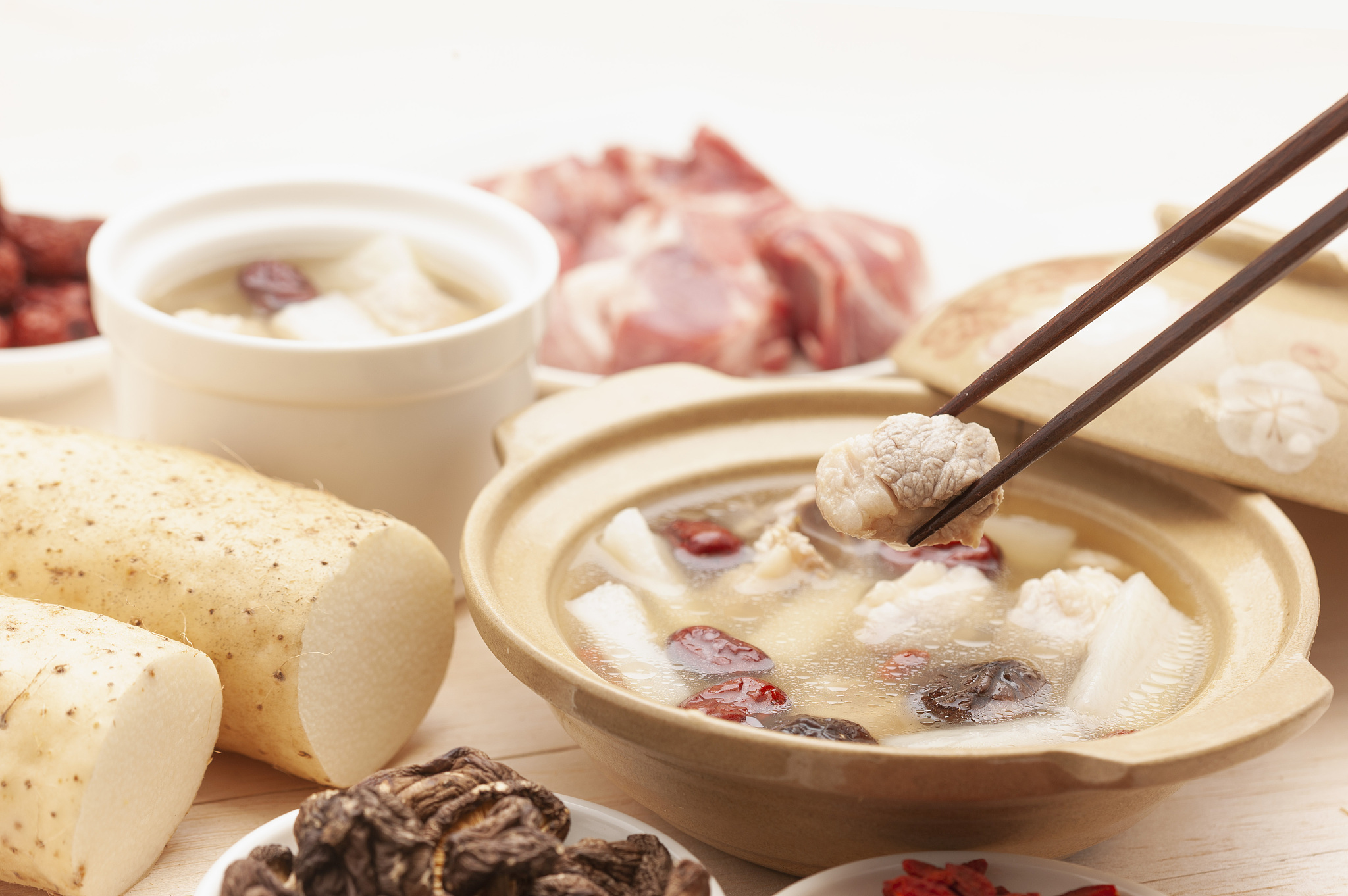 猪小肚茨实汤功效：补血养颜、消食润肠、清热解毒！