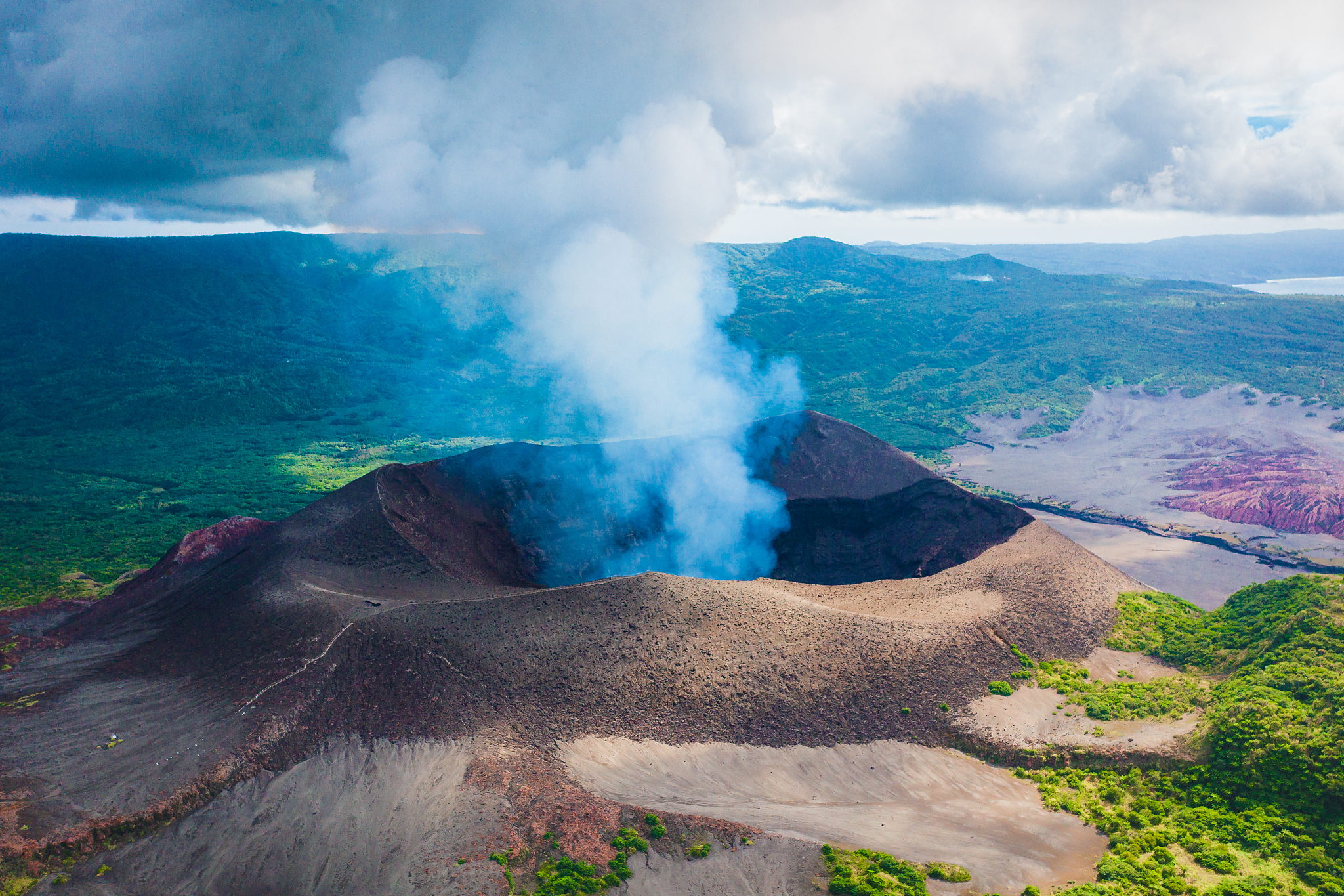 夏威夷火山国家公园：探索地球的活火山奇迹