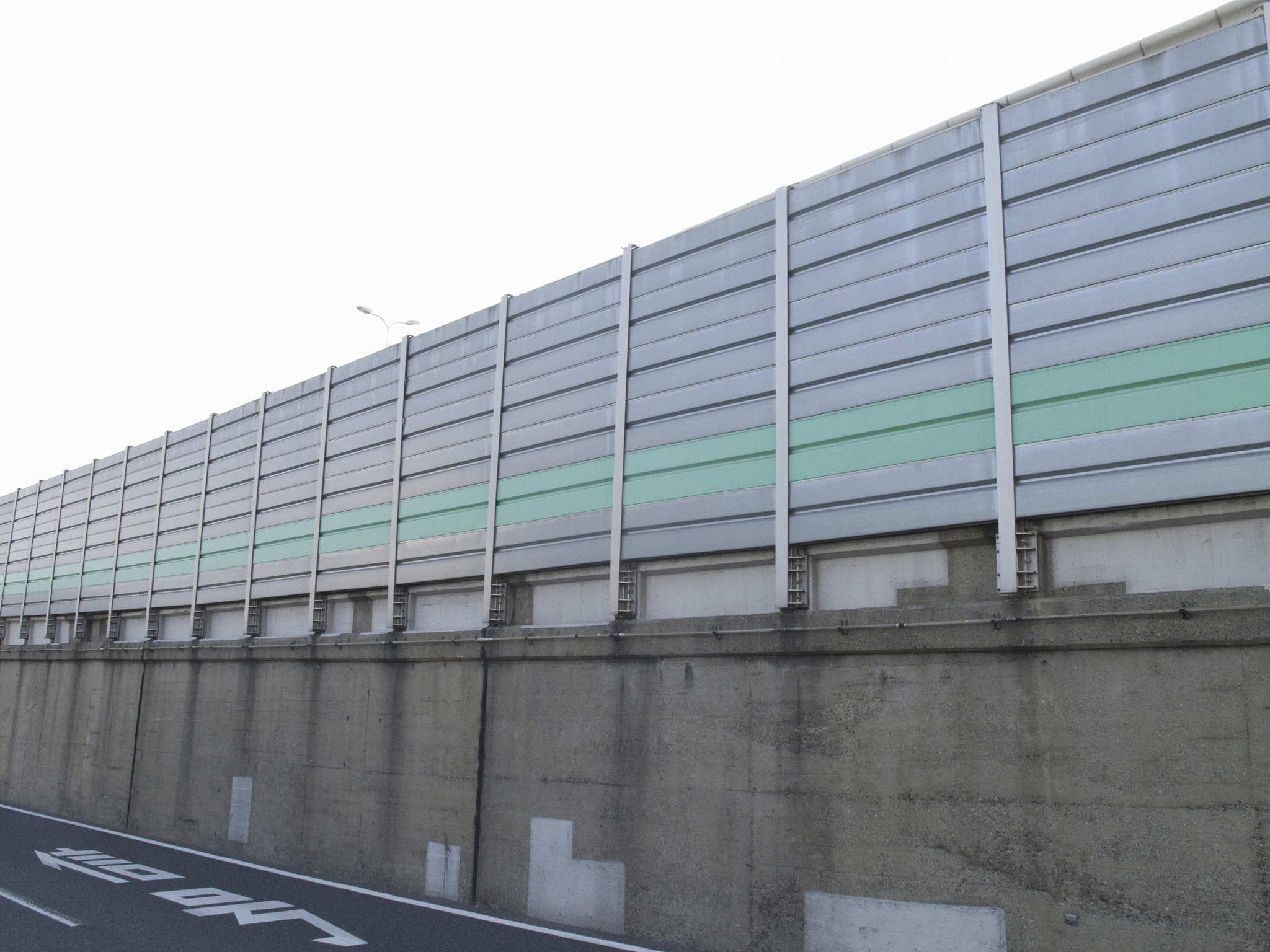 道路交通全封闭声屏障概述：设计、建造、效果评估及应用
