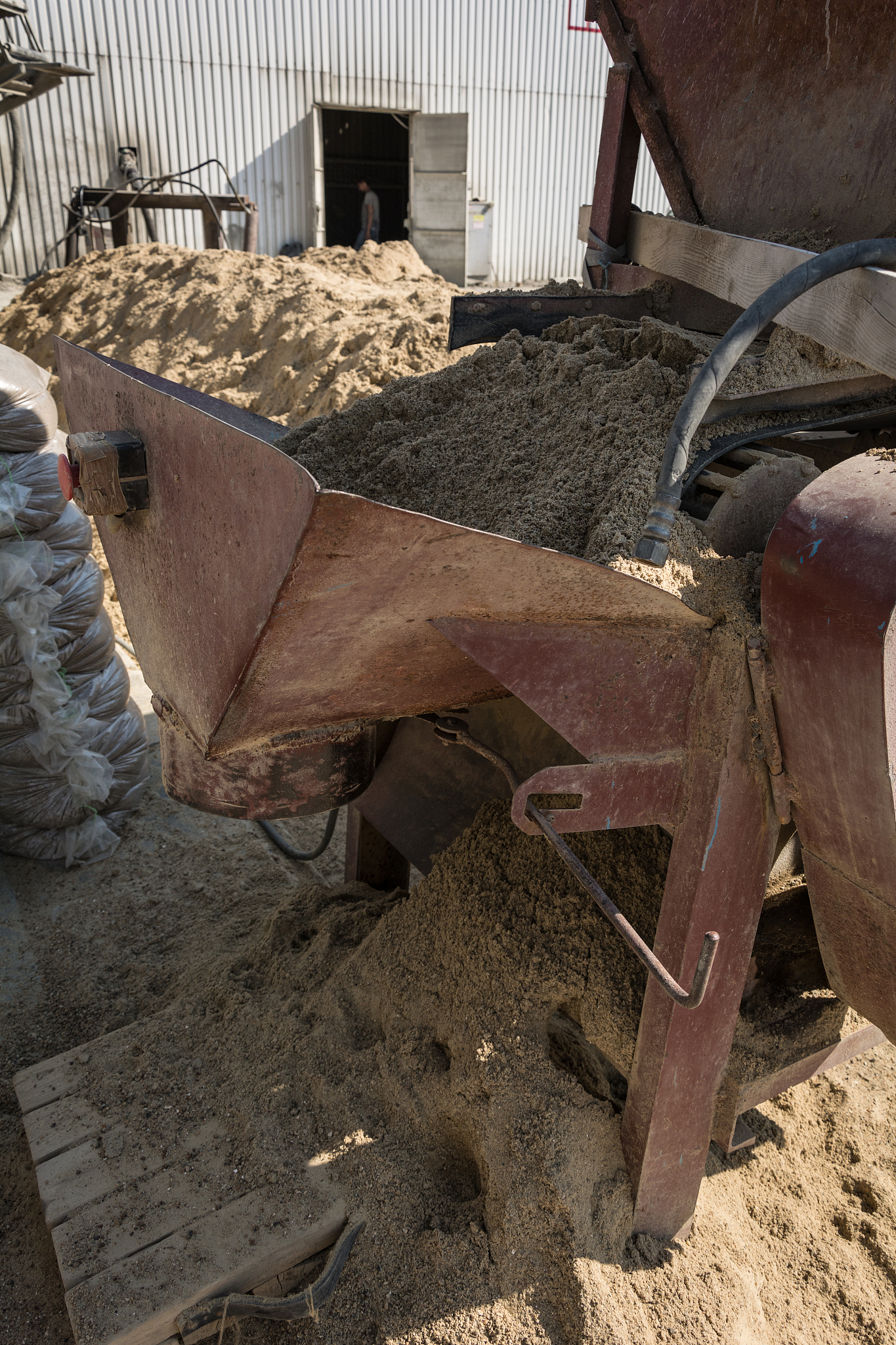 公路建设用砂子筛选设备：振动筛、旋筛等精选设备