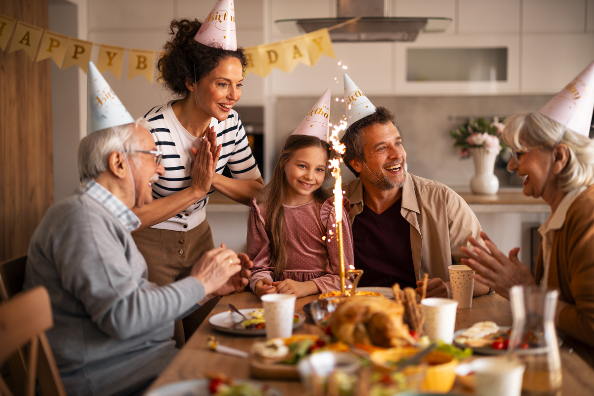 给奶奶过生日的照片一共5组照片请给我起一个相关的题目。