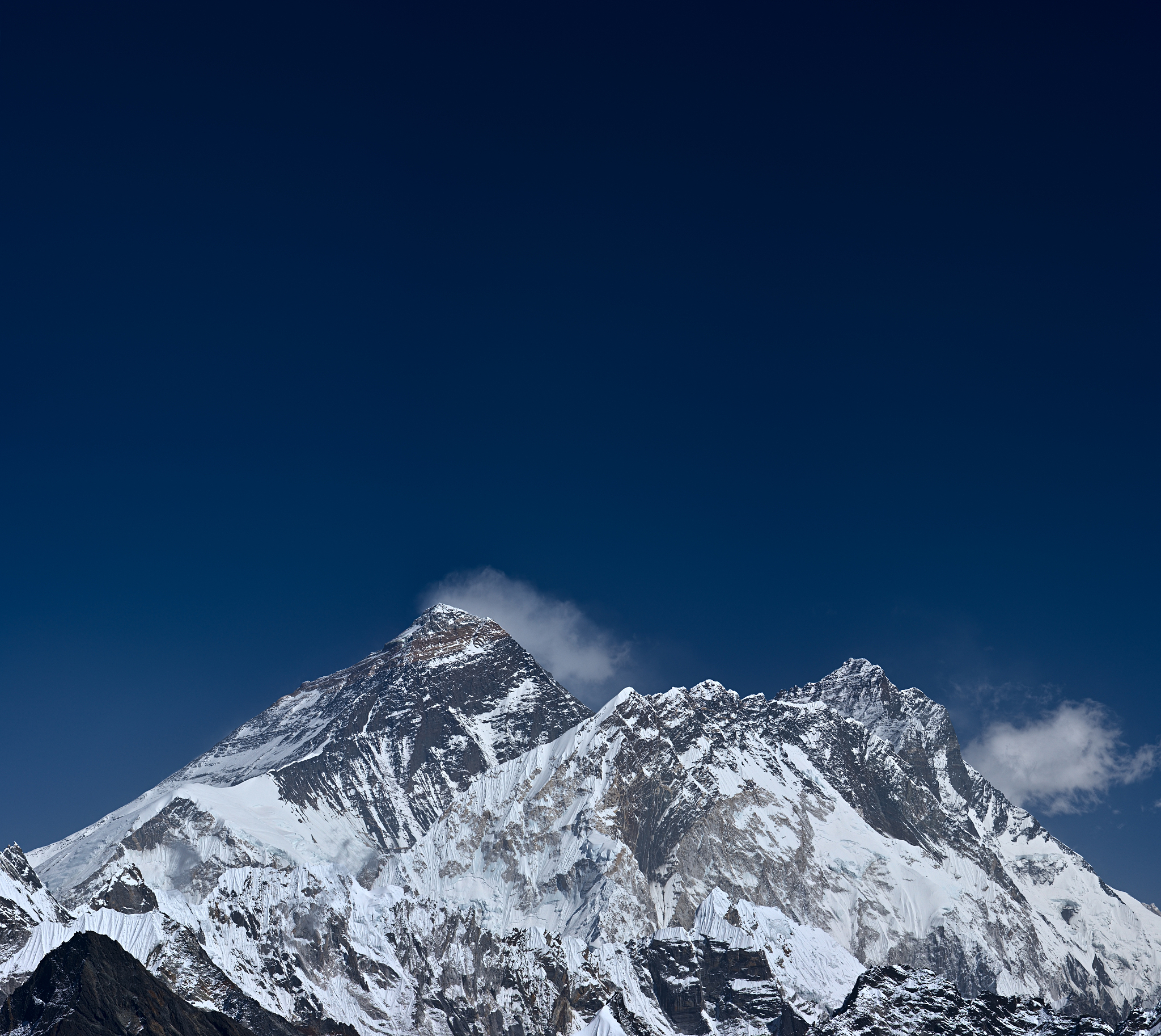 珠穆朗玛峰每年升高还是下降，