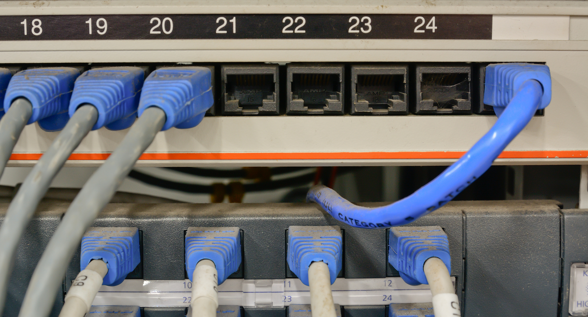 路由器和交换机之间用什么线啊请问一下子谢谢。