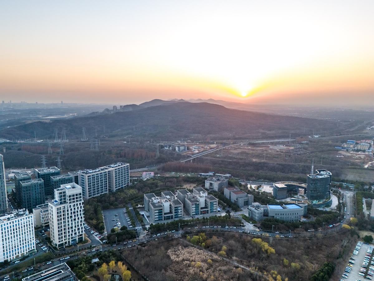 黄昏时分,城市街道和摩天大楼的鸟瞰图.