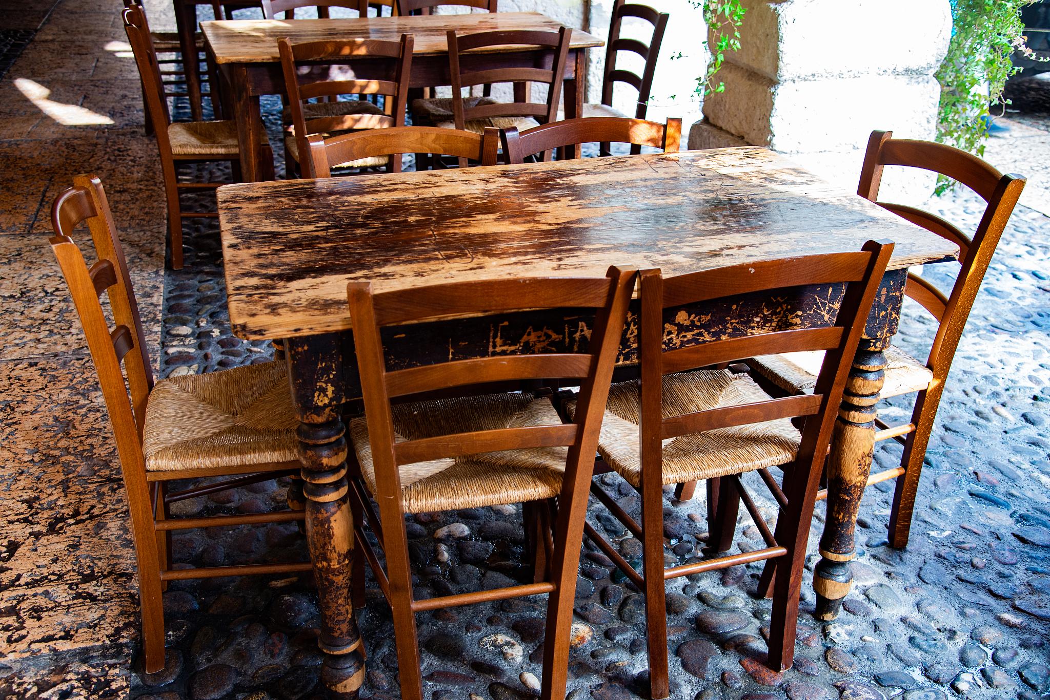 给我一个复古餐椅的形容句子限制70字