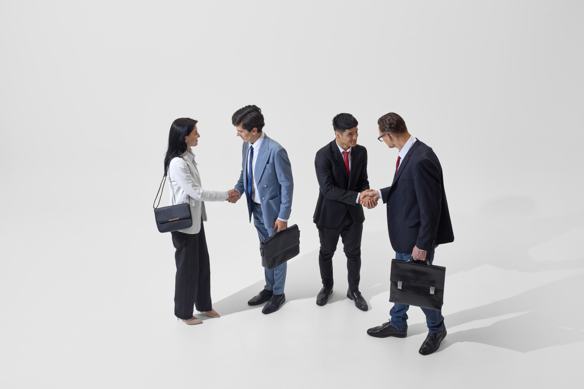 你是一名初入职场新人小李新办公室有追求细节、工作严谨的领导、有经验丰富但工作态度不积极的老张、有工作积极、勤快的小王。请根据职业素养论述你如何与这三人相处？字数不少于800字。