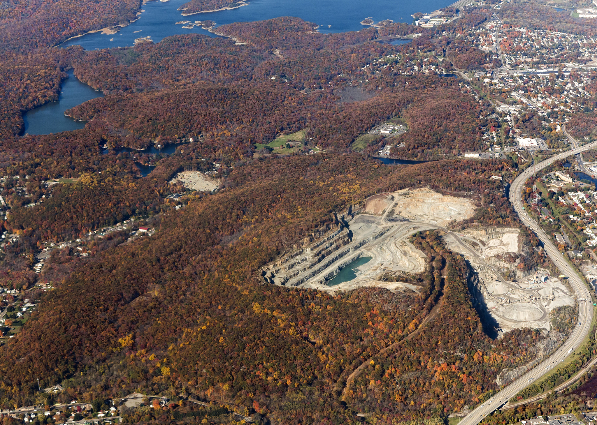 改写这句话改为被动语句：Effective soil management in alpine sandy areas of northwest Sichuan requires improving soil physical and chemical properties while also enhancing water and fertilizer retention capacity