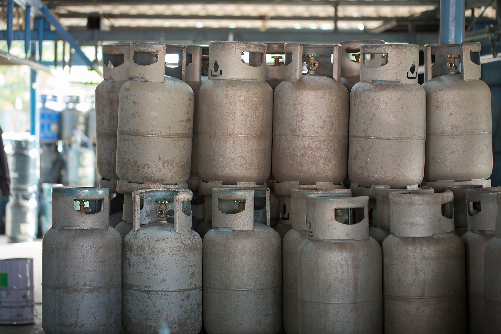 丙烷 (C3H8): 无色无味易燃气体，用途广泛