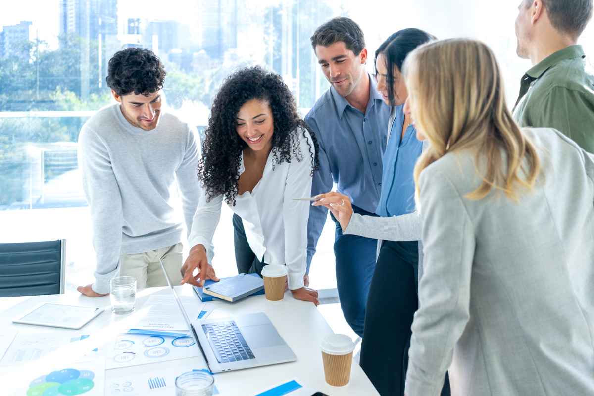 续写在参加公司培训课程和技术交流活动中我与一些前辈进行了深入的交流和学习在团队中每个人都有不同的技能和知识只有共同努力相互合作才能顺利地完成项目。我深刻认识到了团队合作和沟通的重要性学会了如何与团队成员沟通如何分享自己的想法和意见以及如何处理冲突。通过这些活动我不仅获得了相关知识技能还拓展了自己的视野和人际关系。这段话