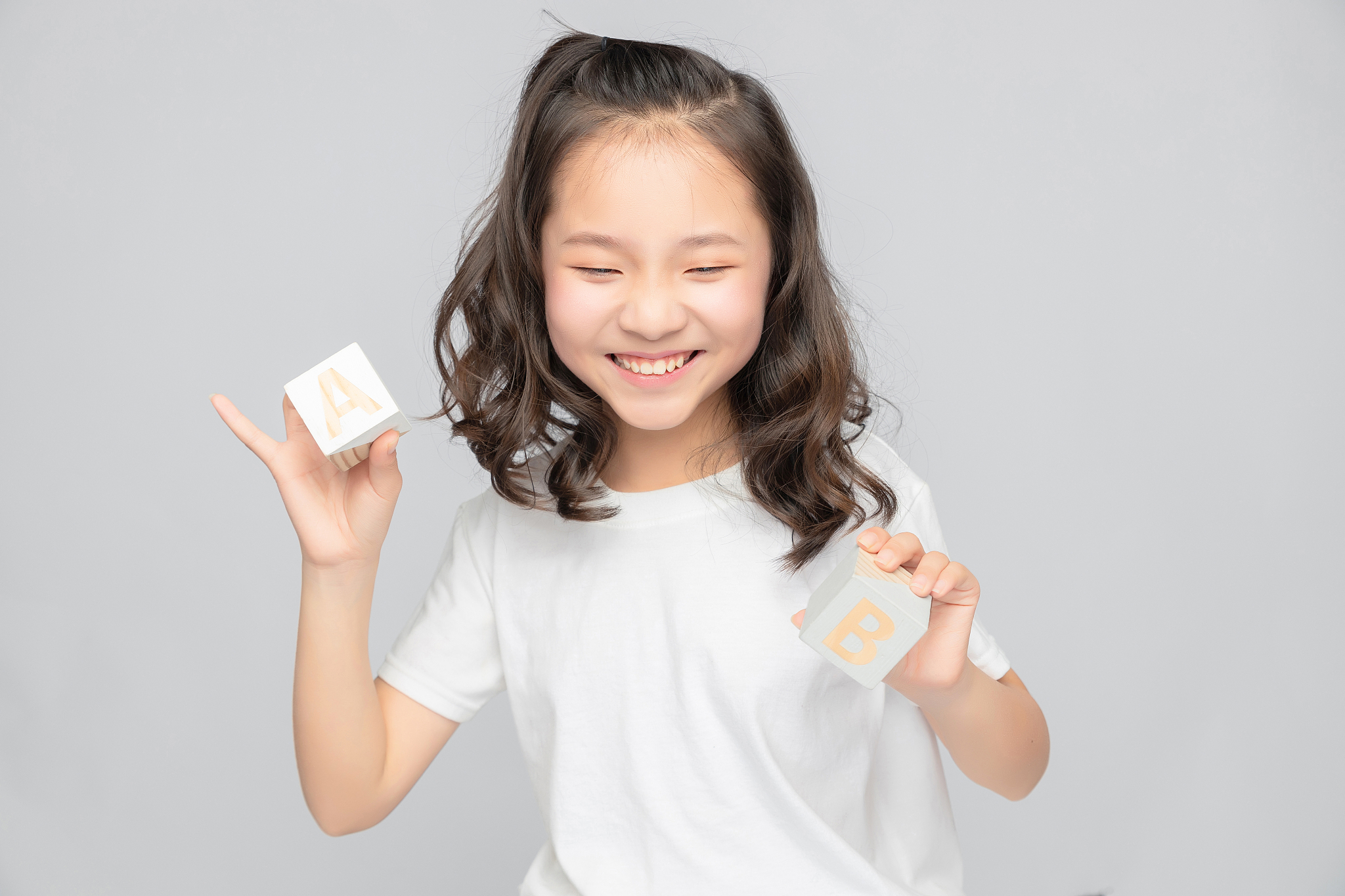 灰色背景里的亚洲小学女生