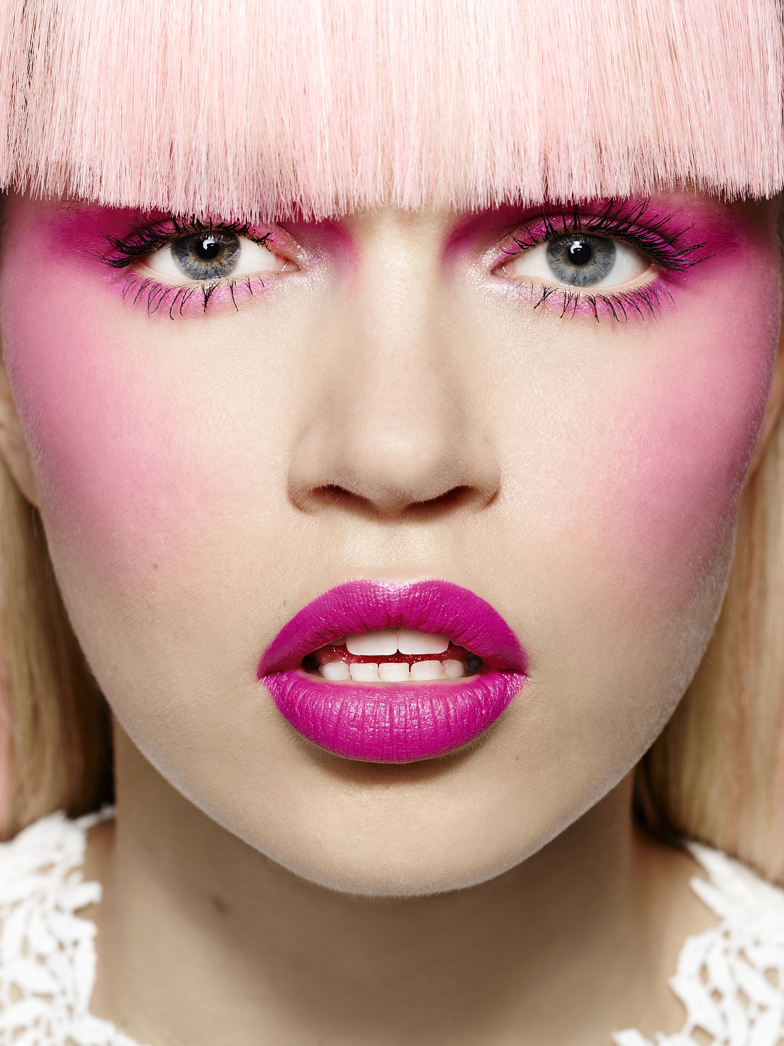 眼妆口红搭配技巧，打造和谐妆容