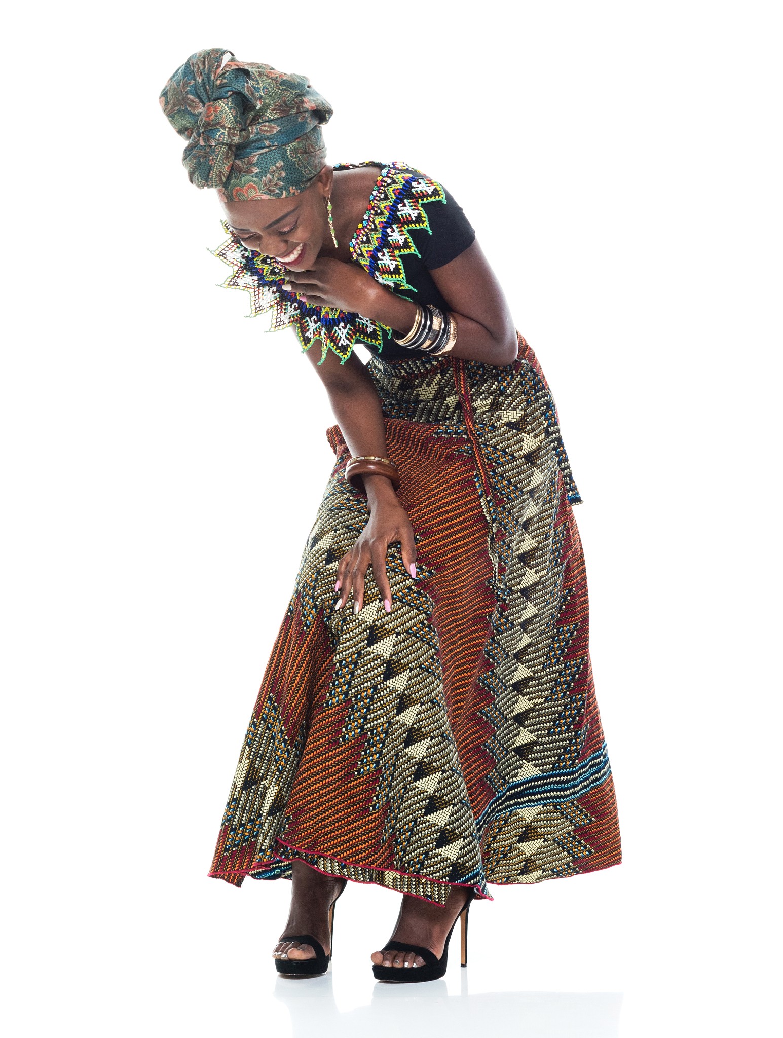 凤凰古城苗族少女身穿传统服饰优雅自信色彩鲜艳细腻的面部特征背景是沱江采用柔和光线渲染高质量的线条和质感8K分辨率色彩丰富光影恰到好处特写镜头精美光泽超级精细--169