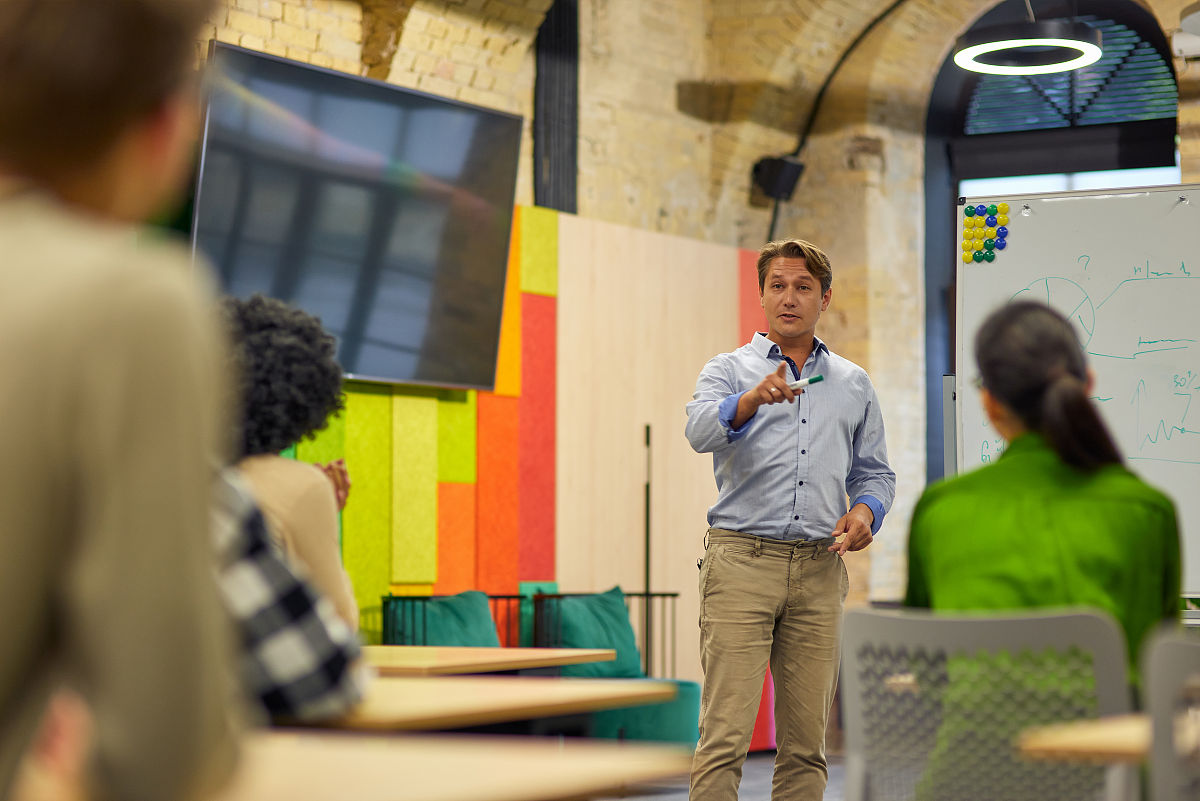 建筑工程公司市场部经理年终总结：回顾过去，展望未来