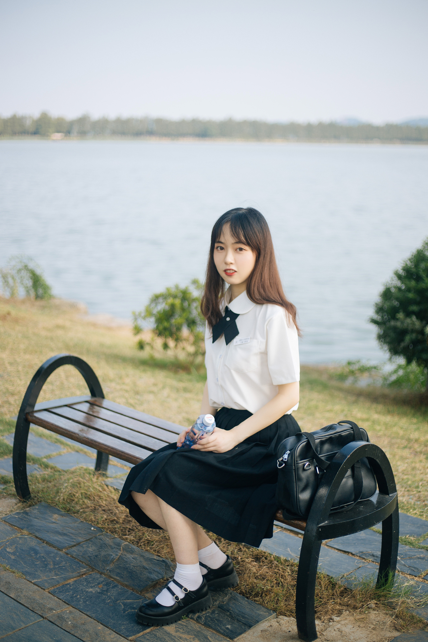 你是一个专业的摄影师跟我讲讲日系人像摄影对服装搭配的要求我是一名新手