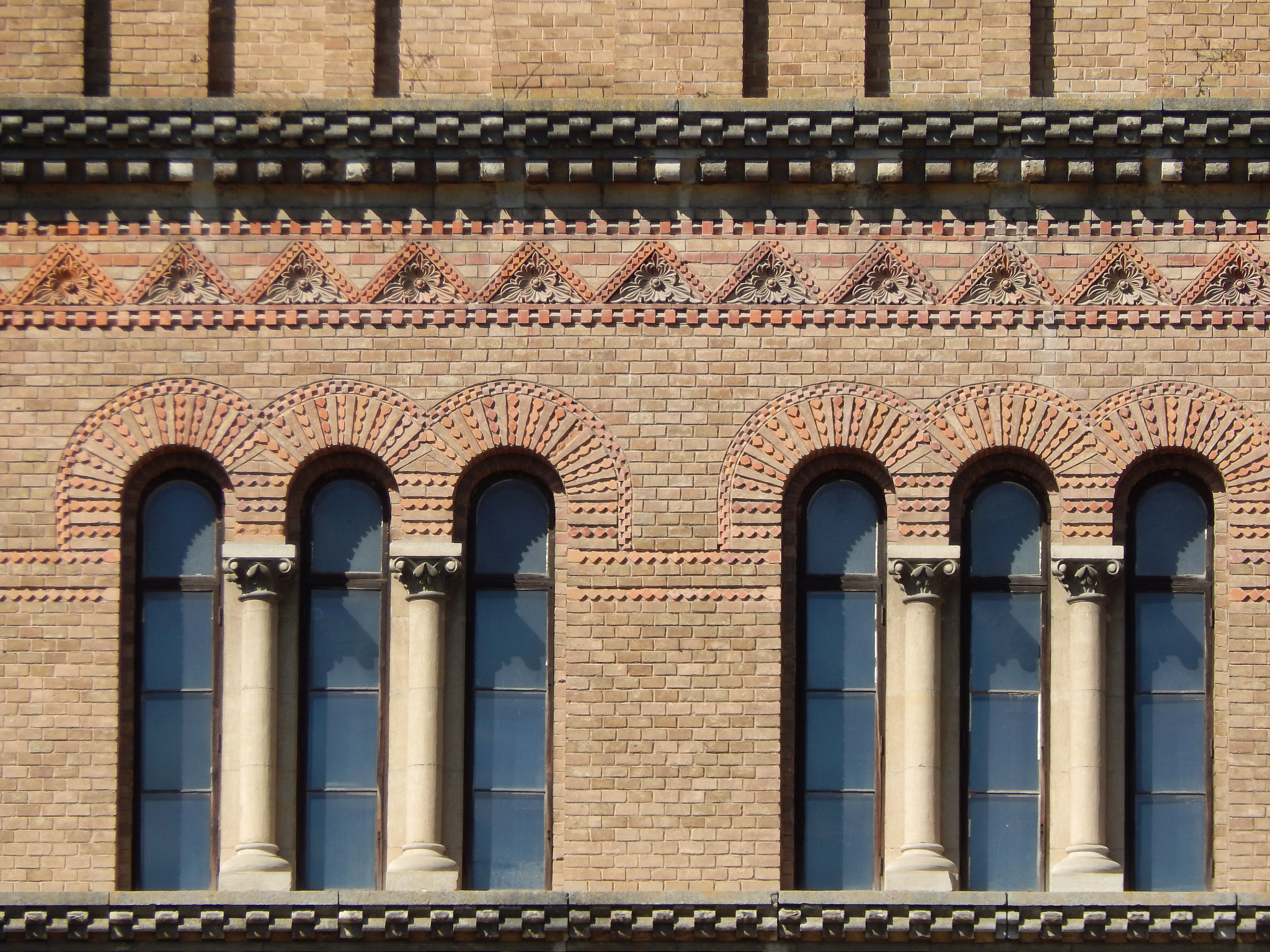 在西方建筑材料多使用石材中可以看出西方人求智求真的理性精神在人与自然的关系中强调人是世界的主人人的力量和智慧能够战胜一切。西方以狩猎方式为主的原始经济造就出重物的原始心态。