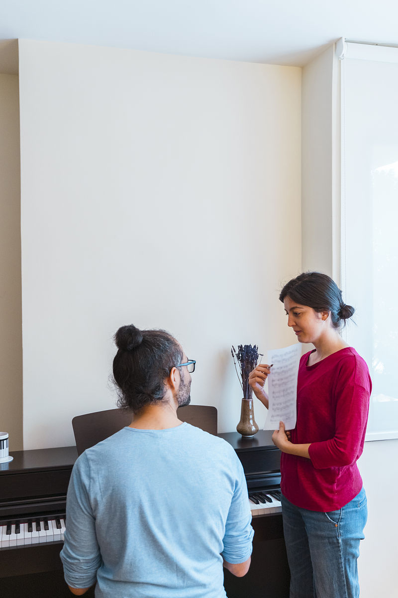 把这段叙述扩充到2000字以咨询师赵华在咨询室中接待了一家四口人包括父亲李明、母亲张静和两个儿子李多和李博。赵华首先了解了他们家庭的历史和现状并建立了场所的安全感。李明坦言自己的工作忙碌缺少对家庭的关注；张静则感到自己在家庭中有些孤单和无助。两个儿子也表达了自己希望父亲多陪伴的心愿。赵华通过确认技巧了解了他们对治疗过程的期待包括建立更好的沟通方式、增进家庭亲密度等。他也使用引导技巧了解了他们可能面