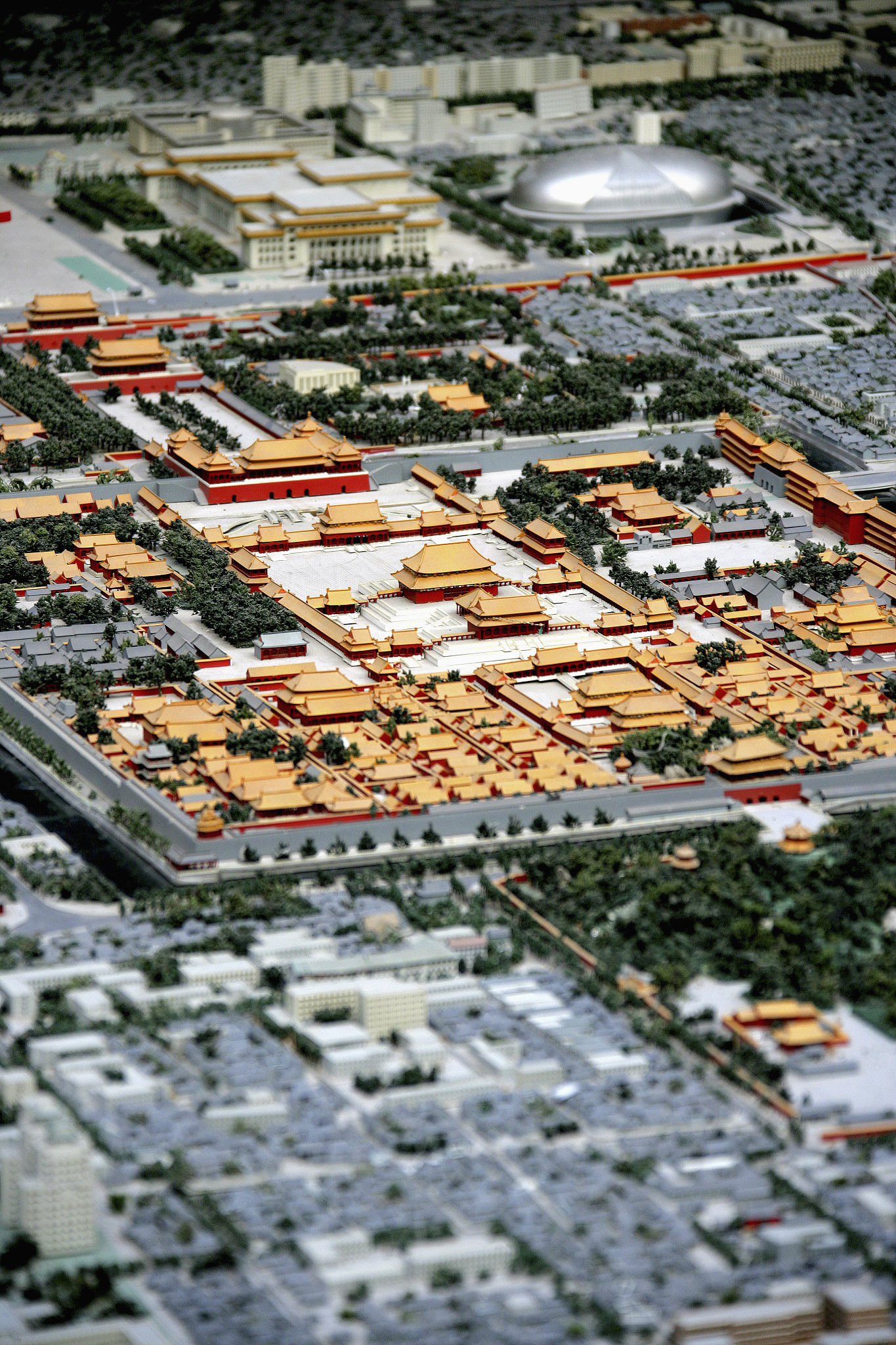 你是一名资深北京导演我将于4月13日—4月16日在北京游玩四天。其中一天逛故宫两天逛国博13日晚上七点要在国家大剧院看时长两个半小时的舞剧。主要交通为共享单车和地铁。希望你帮我合理规划四天的行程