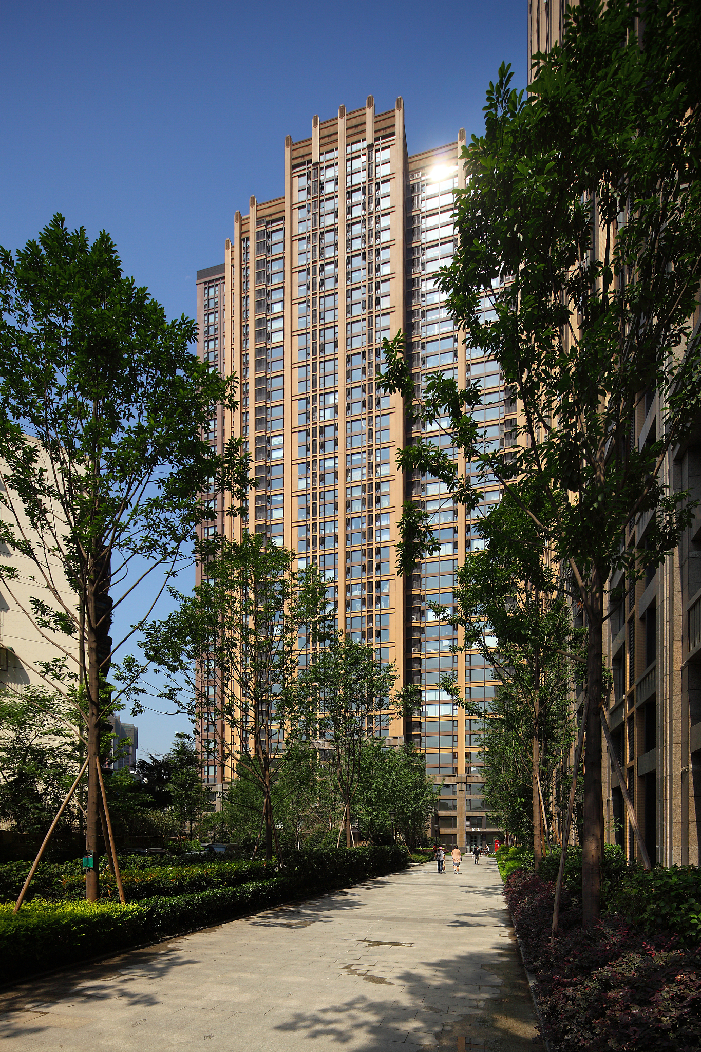 按照第一季度新房成交量达到了35万二手房成交量达到了57万相比来说二手房在市场上很香坚持房屋只住不炒支持刚性和改善性需求在成交金额上看一季度销售金额比去年有大幅度上涨但销售面积于去年同期相比相差不大说明今年整体销售比较倾向于大面积高总价新房主力面积130-143二手房主力面积98-108怎么推荐成都房子