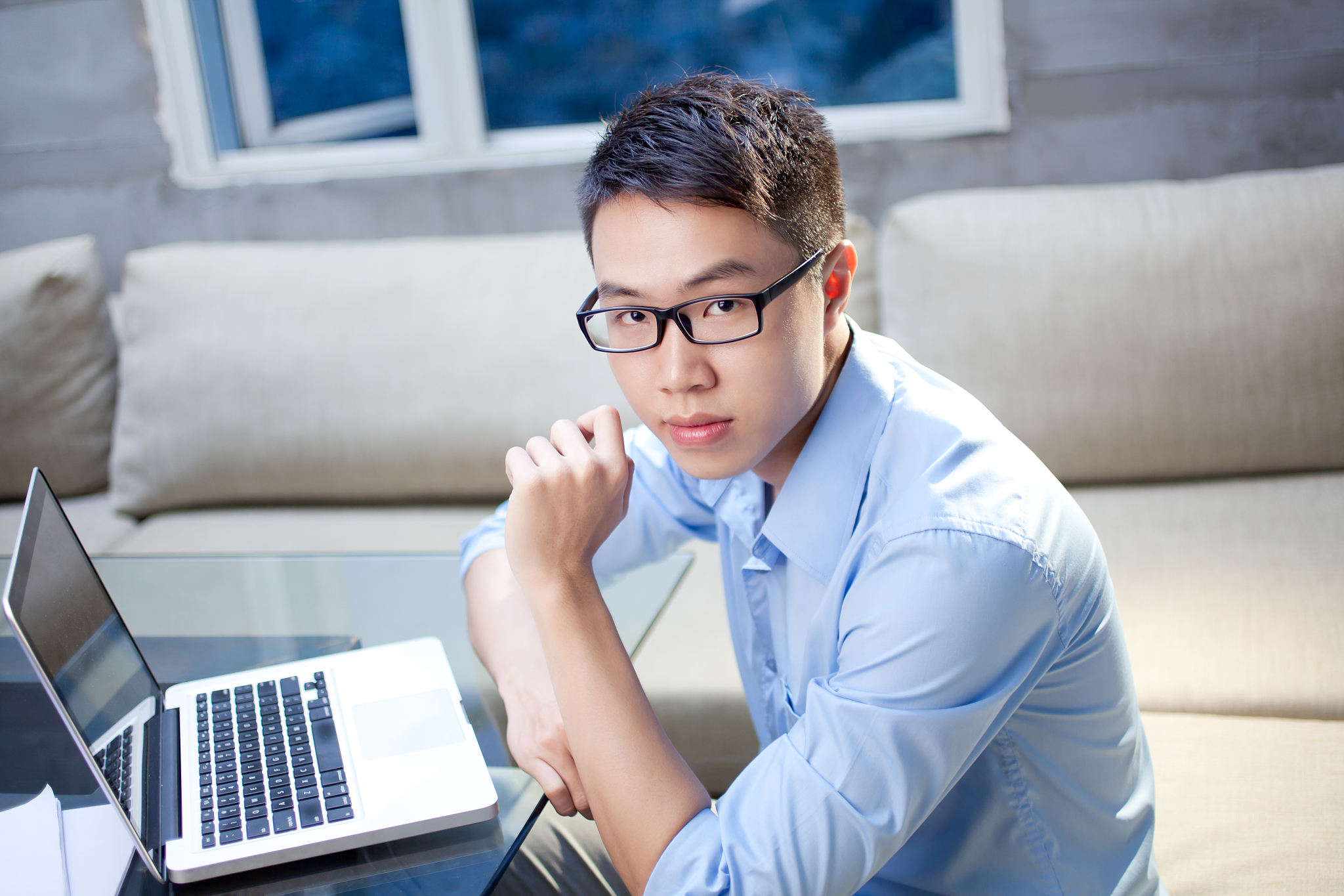 生成一段交友的男生自我介绍包括身高 体重 工作