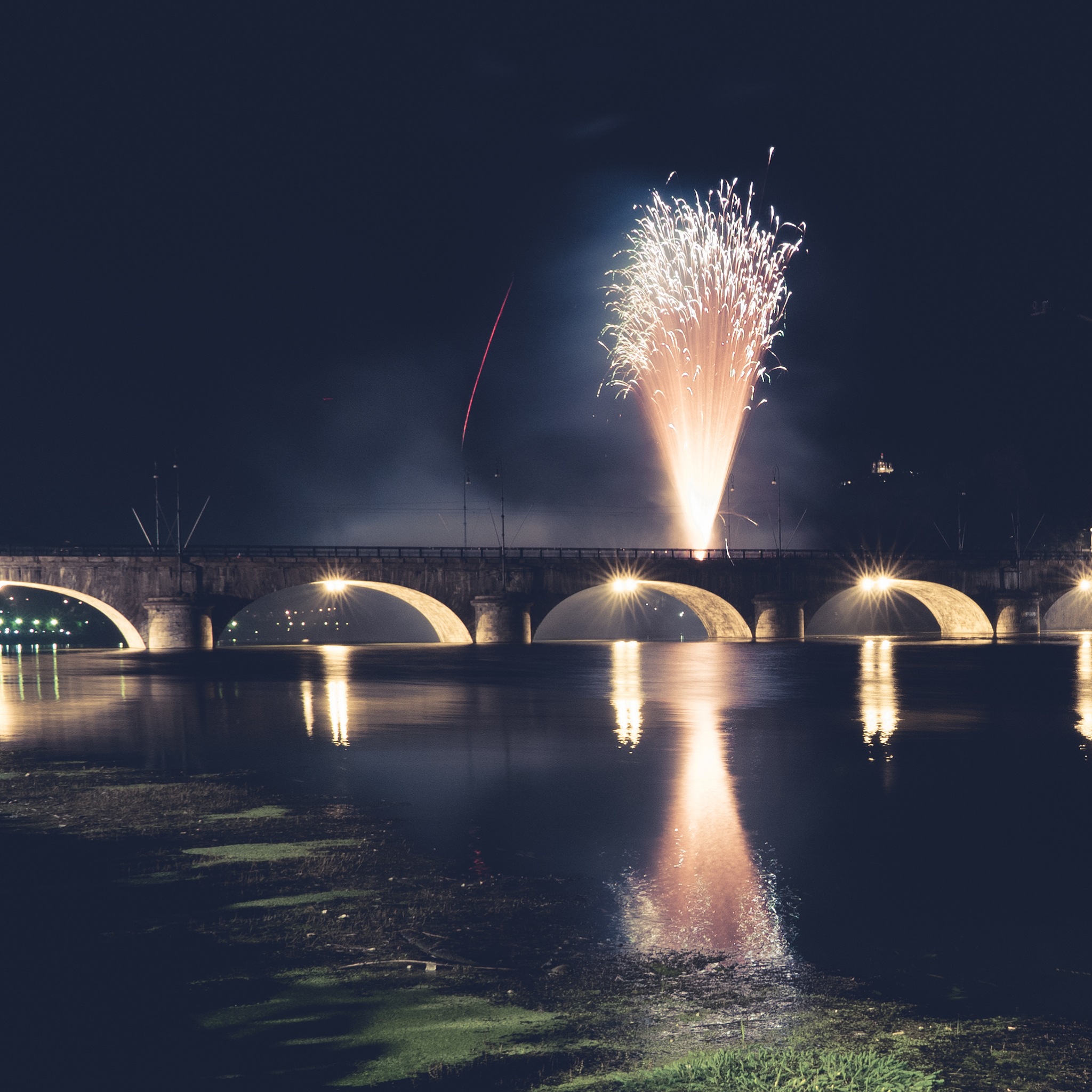 重新润色：傅抱璞等人对我国的26个河流和湖泊进行了实地测量研究了不同气候条件下河流水体的气候特征。研究结果表明河流水体的冷却效应、空气湿度以及风速会随着季节发生变化。此外研究还发现水域的深度和浅深也会影响城市的热环境。