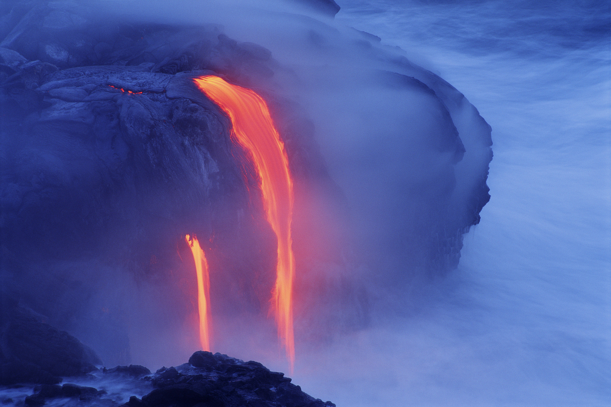 usa, hawaii, big island, volcanoes np, lava flowing into ocean