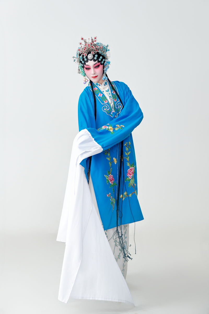 青衣是中国戏曲的国粹,由女演员扮演青衣角色,青衣是