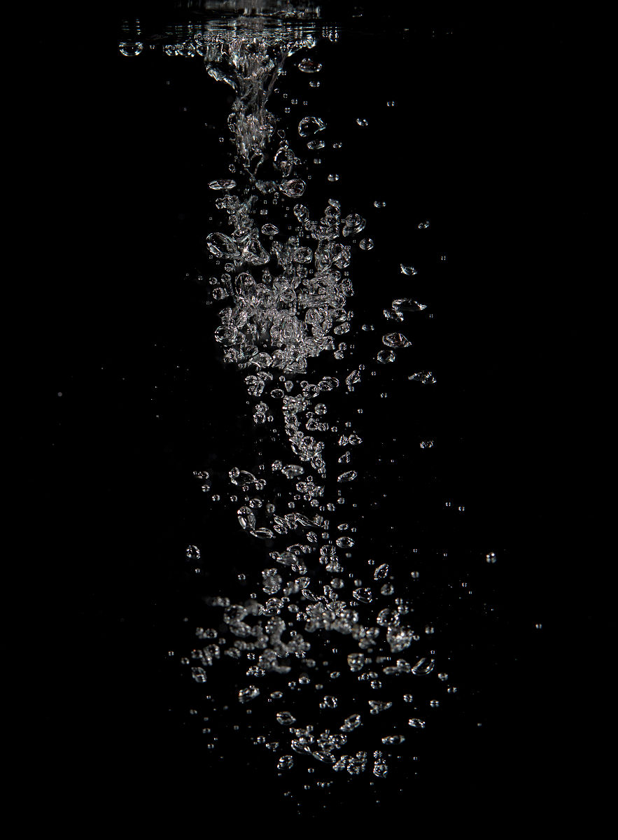 换个说法：图像在嵌入水印后传播和分发过程中可能会遭受到各种各样的攻击剪切操作就是其中一例。图4-11显示了剪切11614的实验结果图中白色区域表示剪切掉的部分。从图4-11a中可以看出当116的含水印图像被剪切掉时依然能完好的提取出水印信息且和原始水印图像相比失真程度不大。当14的部分被剪切如图4-11b所示随着剪切幅度的增大和原始水印相比提取的水印视觉上变暗说明水印信息损失增多。然而由于LS算法