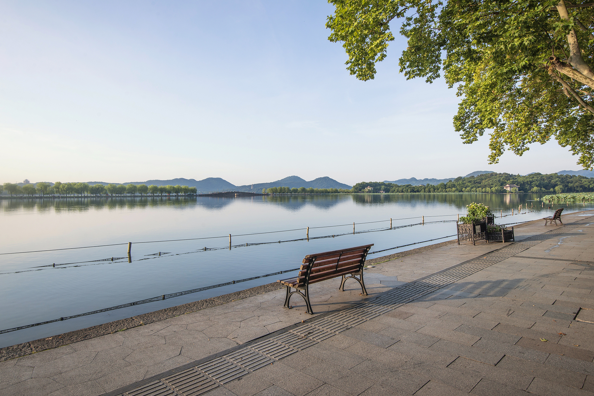 西湖电瓶车游览攻略 详细路线规划用210字帮我详细描述