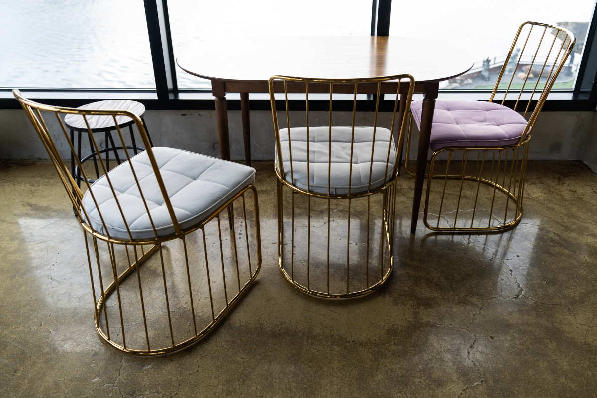 灯挂椅：悬挂式家具的独特魅力