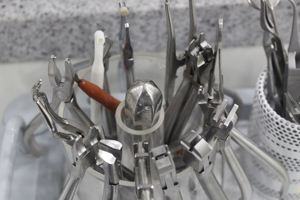 我的课题是基于工业全景镜头的医疗手术夹爪钉检视觉系统帮我写一个关于这个的至少200字的研究意义