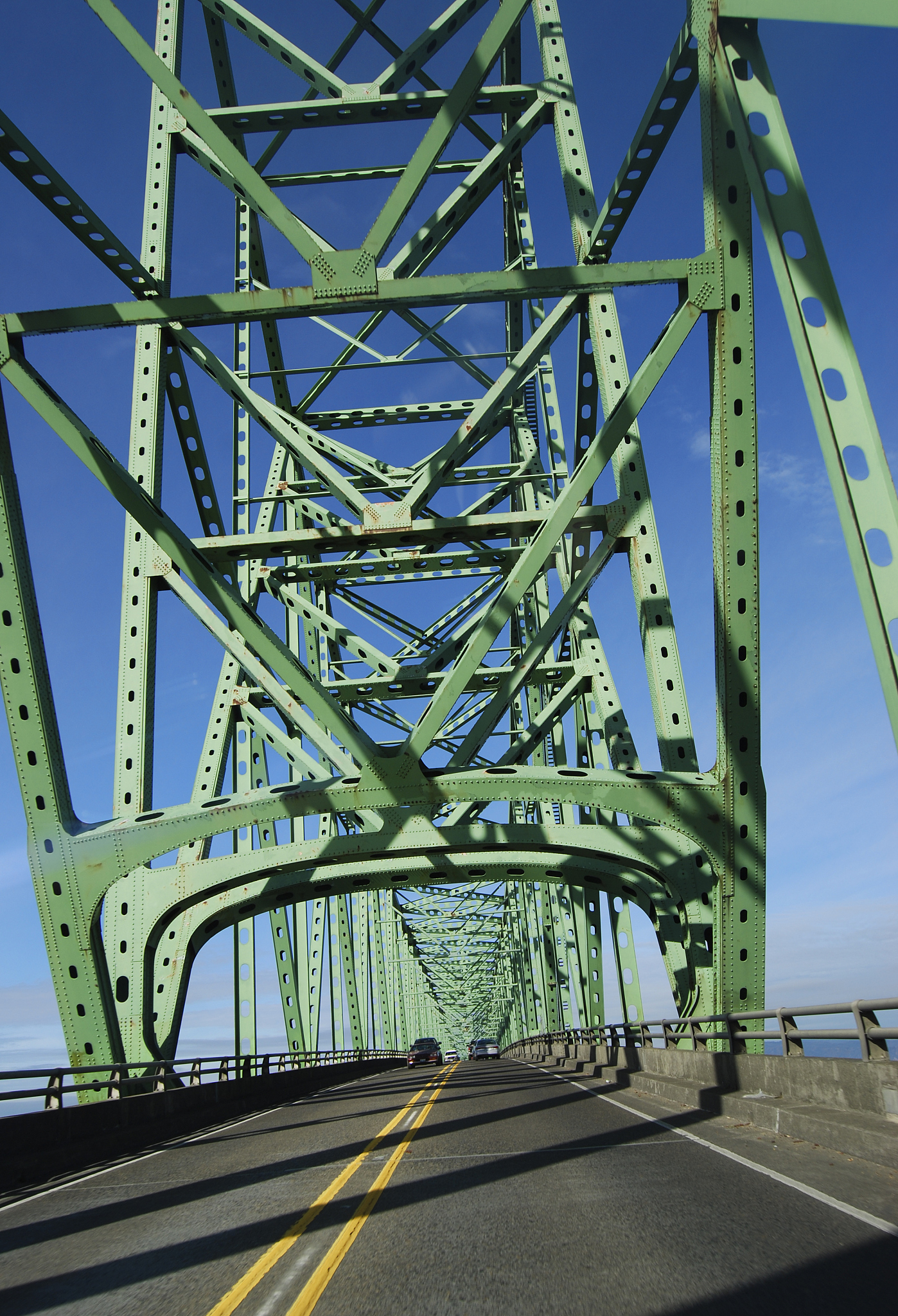 I 引言A 研究背景和意义B 论文结构II 悬索桥概述A 定义和分类B 桥型特点及优势III 悬索桥设计要素A 桥塔与桥面B 主缆和斜拉索C 材料应用分析IV 悬索桥建设过程及安全管理A 施工流程B 安全措施与风险评估V 悬索桥在城市发展中的重要作用A 改善交通运输B 推动经济发展C 增进城市形象VI 结论A 总体回顾B 展望未来C 存在的缺陷及改进策略你能根据这份提纲帮我想一个好的论文题目吗