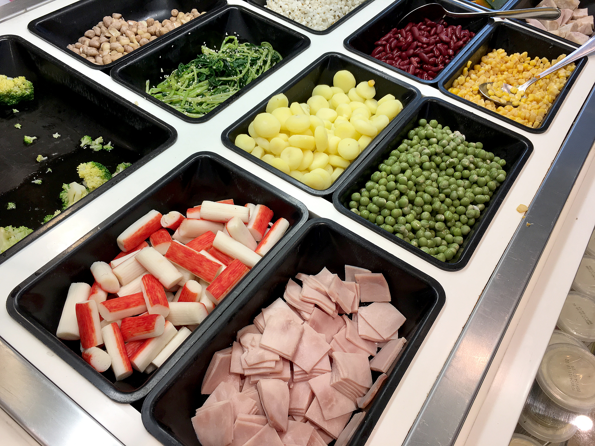 外面销售的火锅食材最低单位为250g每份。我是一名饭量中等的女生请为我规划一份火锅食材清淡保证两顿以内能吃完