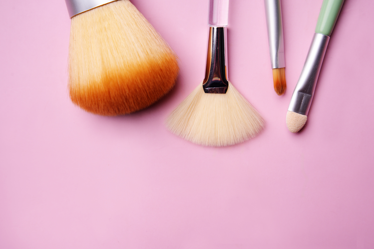 抛弃卡粉！这款魔法粉底刷让我一天奶油肌！