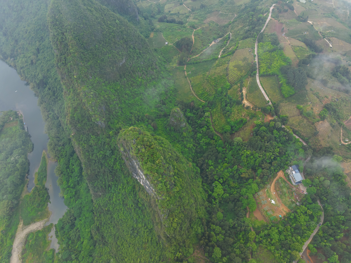 客家人所强调的风水宝地要义有三:一是要有龙势。即山脉绵延起伏、层峦叠嶂、罗列有序、奔腾有势等;来龙之势的大小主导着富贵的等级及人丁的兴旺。二是要有局。即对景罗列各峰湾环回托或旗或鼓或印或案皆应为基地所用;局主导功名官禄。三是要有水。即基地前面有对逆的江河但江水又不是直冲基地而是水口回环带水;水主财路。帮我把这段话精简一下不要太短基本的意思要保留 客家人所强调的风水宝地要义有三:一是要有龙势。即山脉绵延起伏、层峦叠嶂、罗列有序、奔腾有势等;来龙之势的大小主导着富贵的等级及人丁的兴旺。二是要有局。即对景罗列各峰湾环回托或旗或鼓或印或案皆应为基地所用;局主导功名官禄。三是要有水。即基地前面有对逆的江河但江水又不是直冲基地而是水口回环带水;水主财路。帮我把这段话精简一下不要太短基本的意思要保留