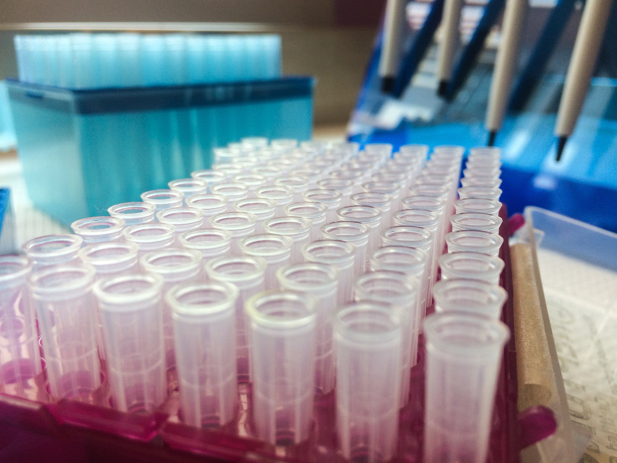 为什么紫外线能固化UV胶紫外线能固化UV胶是因为UV胶中含有特殊的化学物质称为光引发剂。当UV胶受到紫外线照射时光引发剂会吸收紫外线能量从而激发化学反应使UV胶分子间形成交联结构从而固化。这种固化方式称为光聚合固化具有固化速度快、固化效果好、无需加热等优点。因此紫外线能够有效固化UV胶。其他光可以吗比如红外线