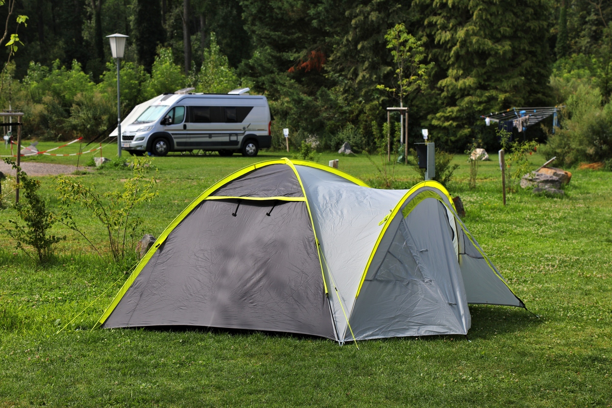 客户小结在微信朋友圈刷到一种同学朋友去露营的一些朋友圈同时抖音等App也推送了露营的一些有趣视频。客户顿时很有兴趣想入手装备小结打开手机app京东淘宝搜索露营相关的一些装备一看价格吓一跳心想要是有人送就好了。