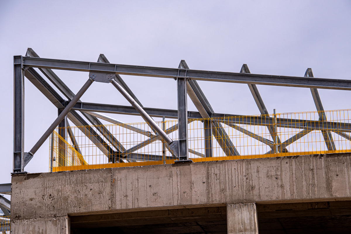 大跨度梁：定义、特点、设计与施工