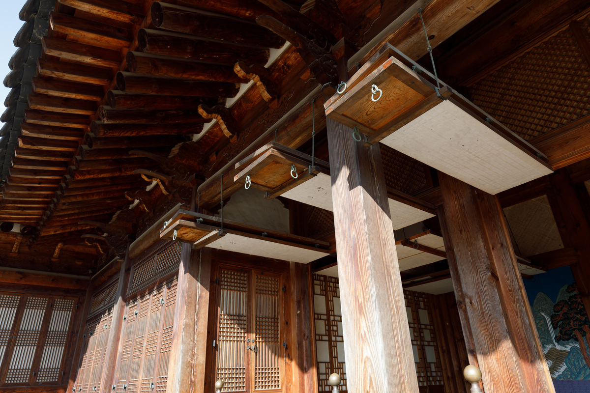 题目：《中国建筑传承与发展》摘要Abstract一、绪论A 研究背景和目的B 研究意义和价值C 国内外研究现状和发展趋势二、中国古代建筑技艺的传承和演变A 古代建筑材料及工具B 建筑风格及构造特点C 古代建筑技艺传承的渠道和方式三、中国古代建筑技艺对现代建筑设计的影响A 木结构的运用1 木构件的结构原理及优点2 木结构在现代建筑中的应用B 工艺美术的运用1 建筑雕刻工艺简介2 工艺美术在现代建筑中